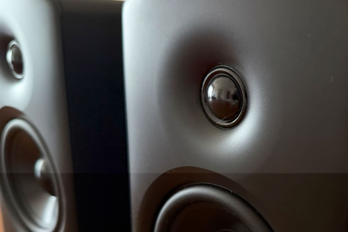 シルクドームツイーターの周囲には緩やかなウェーブガイドが