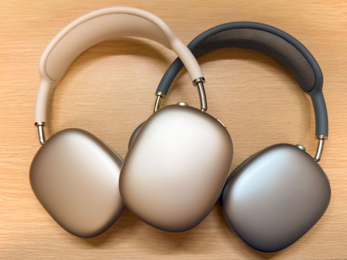 AirPods Max 2(スターライト、左)と、AirPods Max(USB-C)(ブルー、右)。デザインなどはまったく同じ