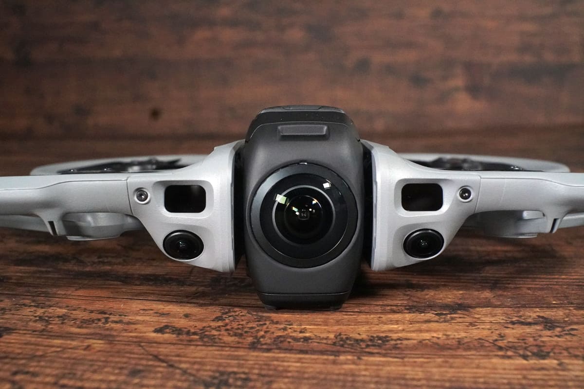 前方には左右対称にセンサーが配置されている