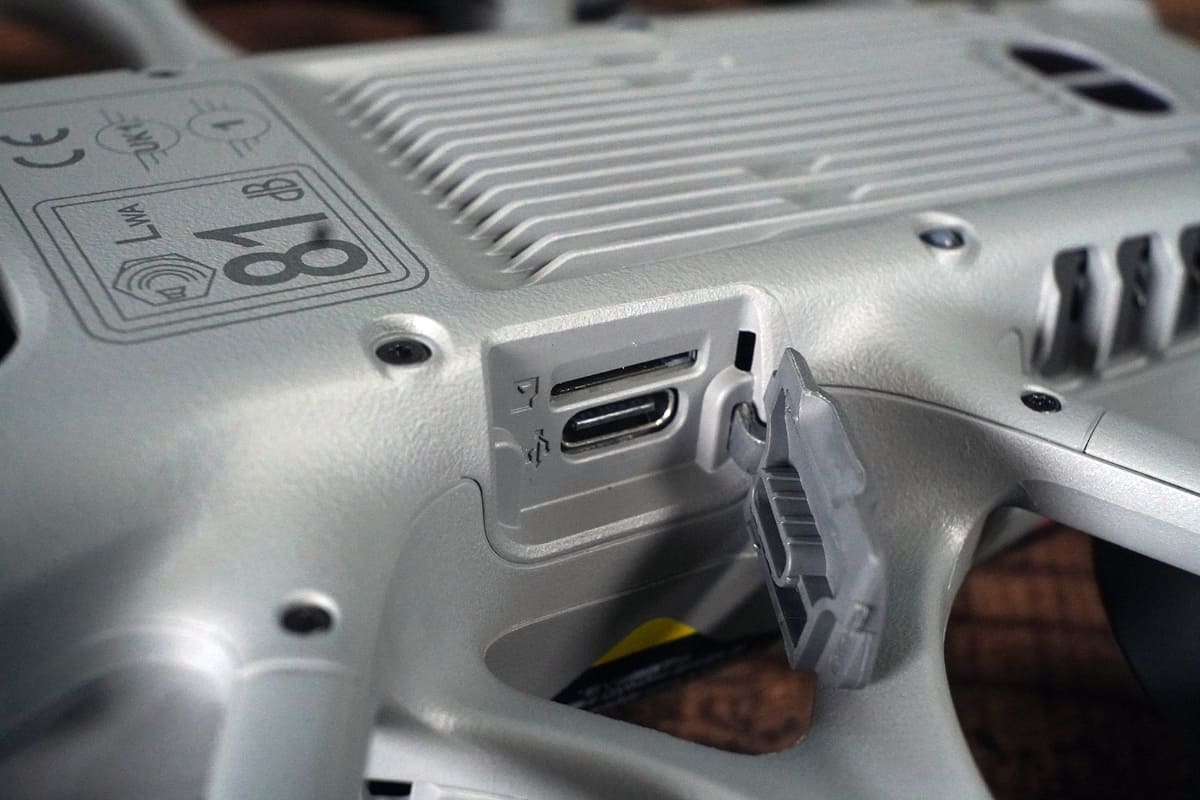 USB-Cポートとカードスロットは側面