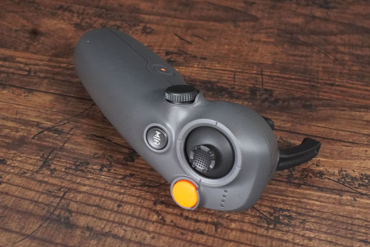 ジャイロセンサーを使って片手で操作できる 「DJI RC Motion 3 」