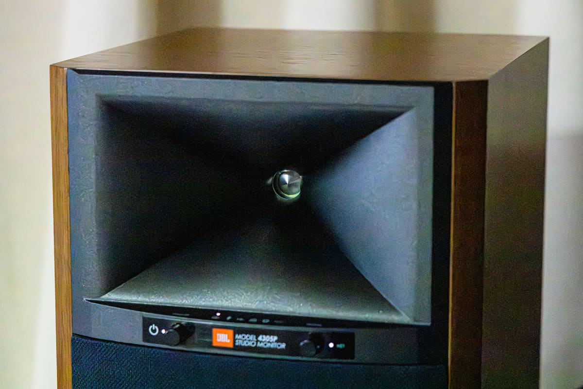 1,750Hzから上を受け持つ1インチ(25mm)コンプレッションドライバー「2410H-2」とHDIホーン