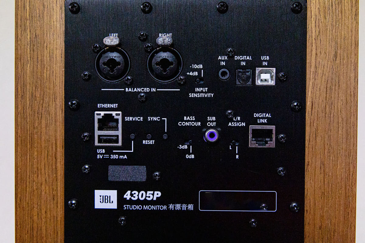 プライマリースピーカーのリア。豊富な入力端子を用意するほか、スピーカーのL/Rチャンネル、ゲイン、低域レベルなど、設定スイッチも数多く並べる