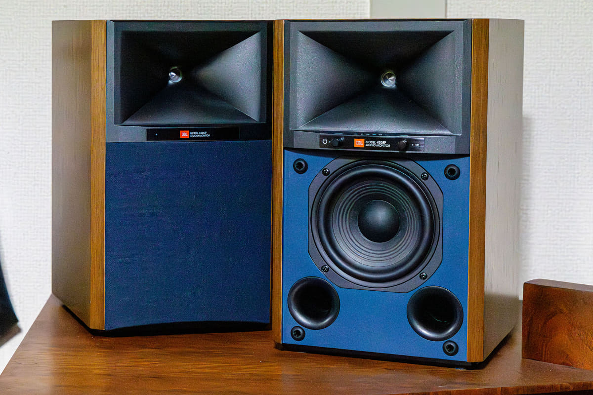 4305Pの寸法は210×235×336mm(幅×奥位×高さ)。重量はプライマリースピーカーが6.6㎏、セカンダリースピーカーが6.4㎏だ