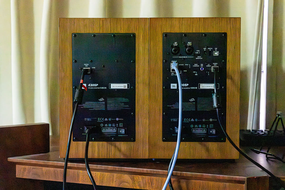 結線している様子。セカンダリースピーカー(左)とプライマリースピーカー(右)を付属のケーブル(黒)で接続し、ルーターとプライマリースピーカーをLANケーブル(水色)でつなげるだけ。電源ケーブルはチャンネルごとに1本必要