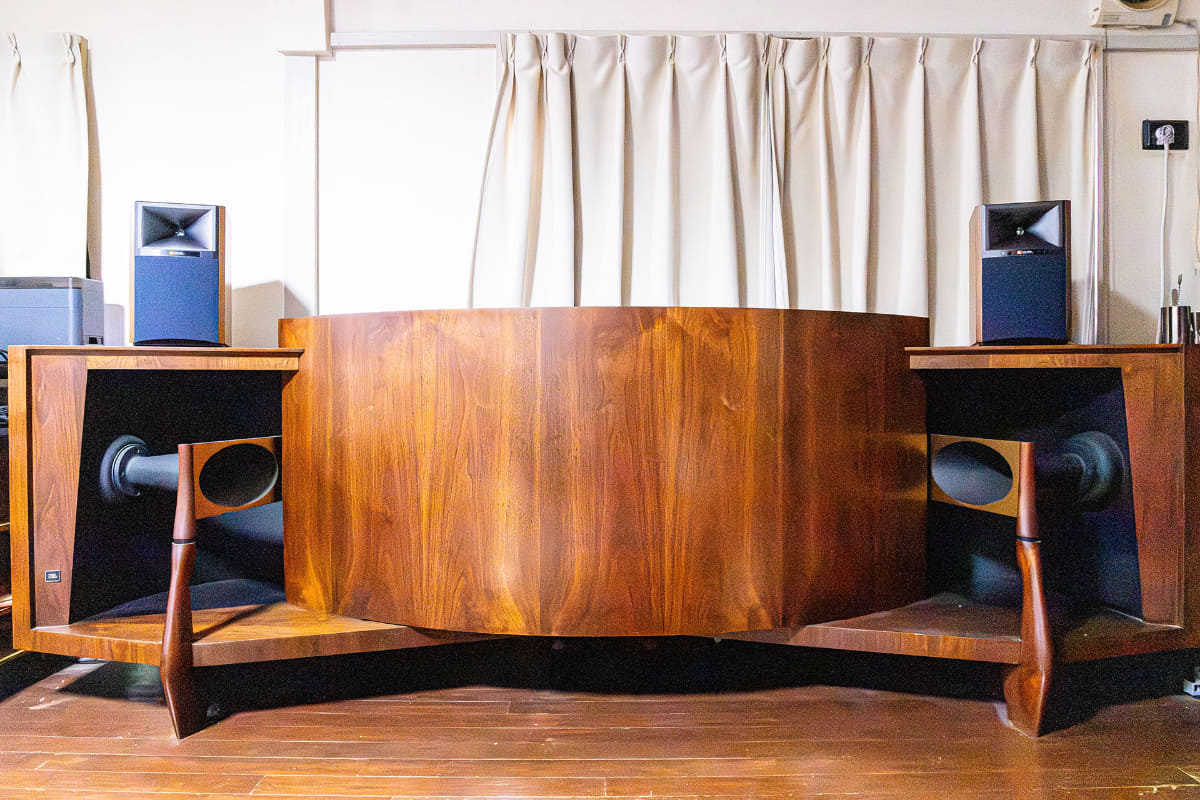 スピーカースタンドが無いので、パラゴンの上に載せて試聴。4305Pにはゴム製の脚部がついているので、傷がつく心配はありませんでした