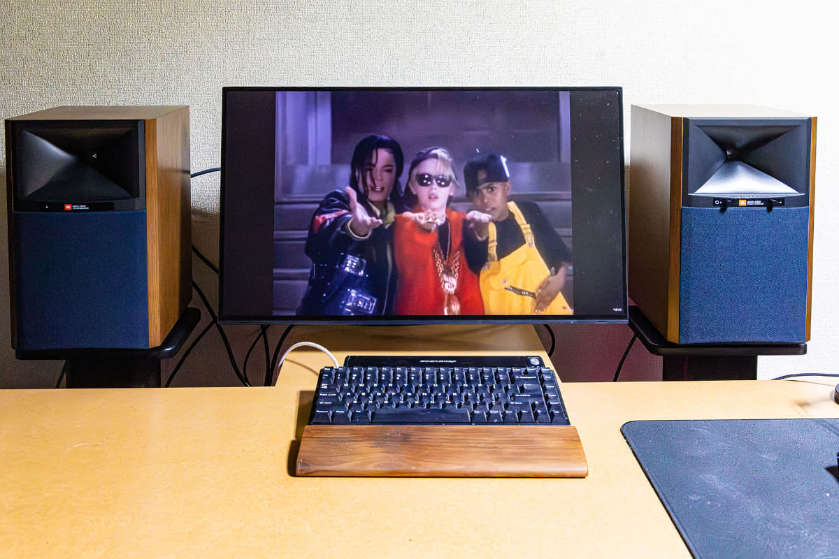 YouTubeで公開されているマイケル・ジャクソンのMV「Black or White」を再生してみました