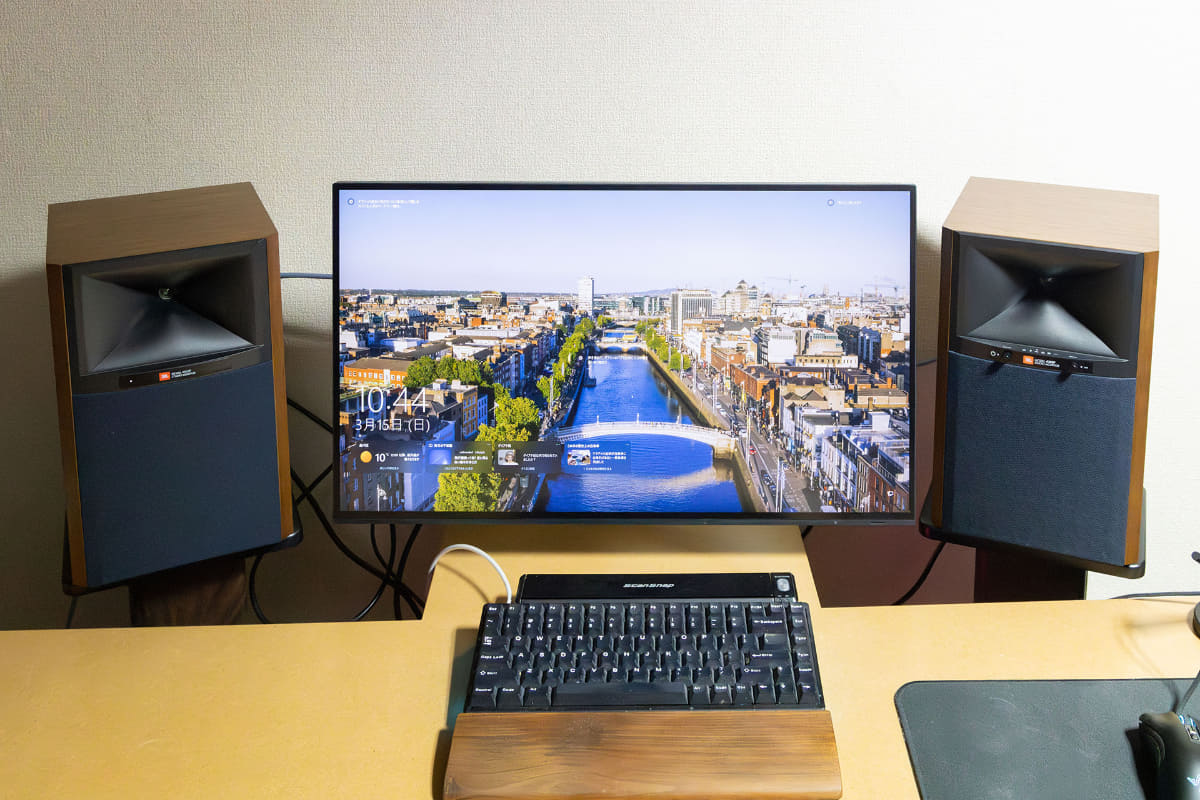 1辺約80cmの正三角形配置で試聴している様子