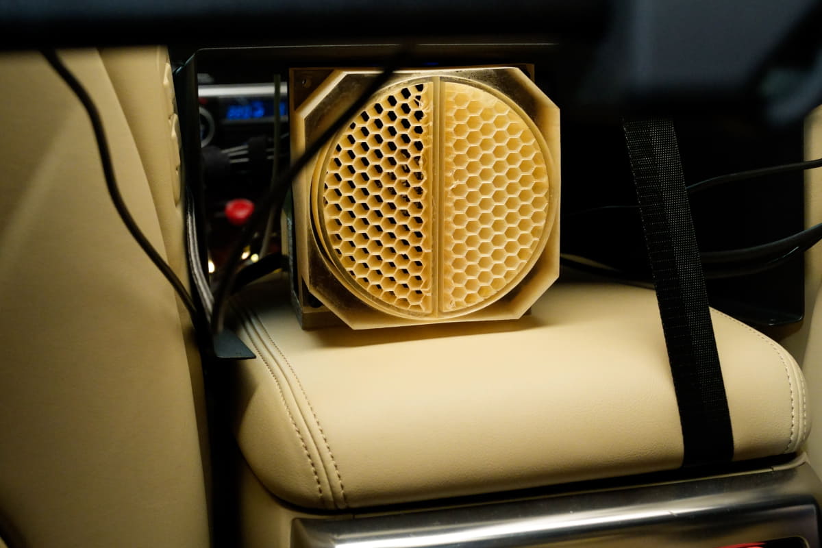 香りの発生源はメインスピーカーの下にあったこの装置