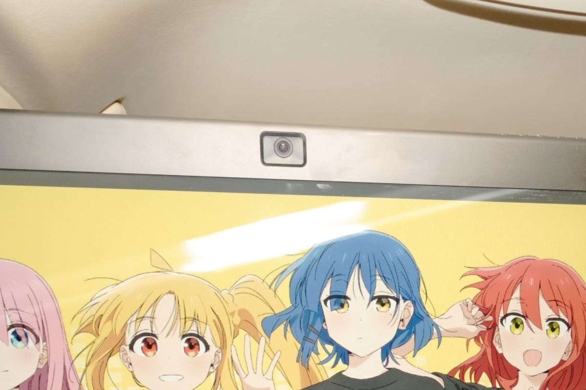 ディスプレイ上部のカメラで目線を追って画面を最適化している