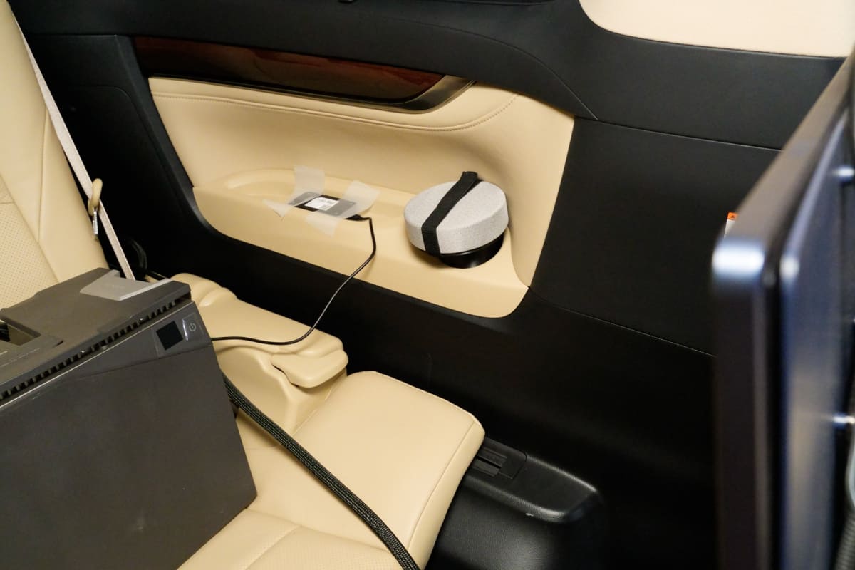 3列目の座席にリアスピーカーが設置されている。これが左右のドリンクホルダー付近にある