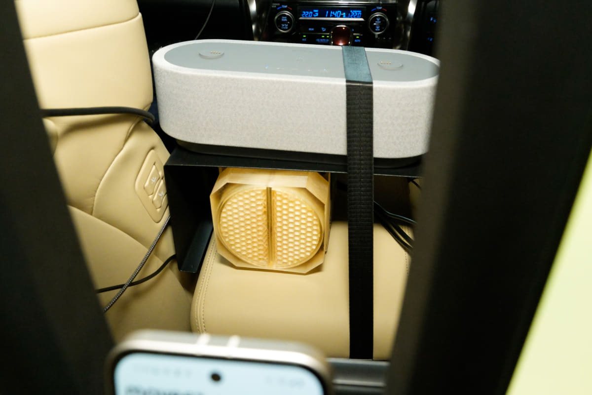 メインスピーカーは画面の奥に