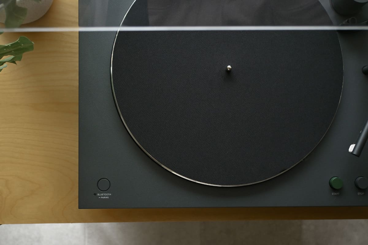 PS-LX3BTの筐体はグレー。グレーって珍しい気がするんですよね。馴染みのいい色合いで好きです