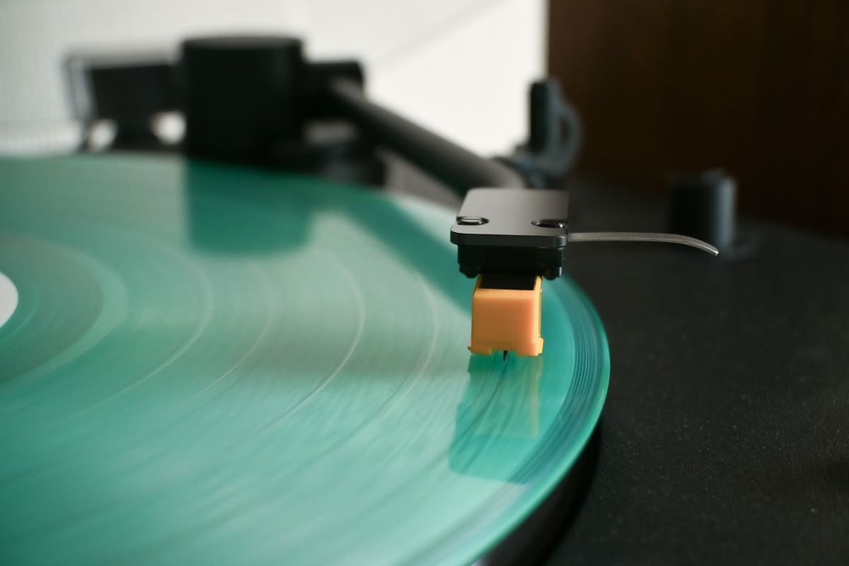 「PS-LX5BT」。イエローのカートリッジが、オールブラックの中で鮮やかに光ります