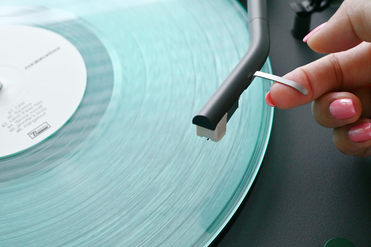 トーンアームに指を引っ掛けて、自分の手で再生位置の移動ができます