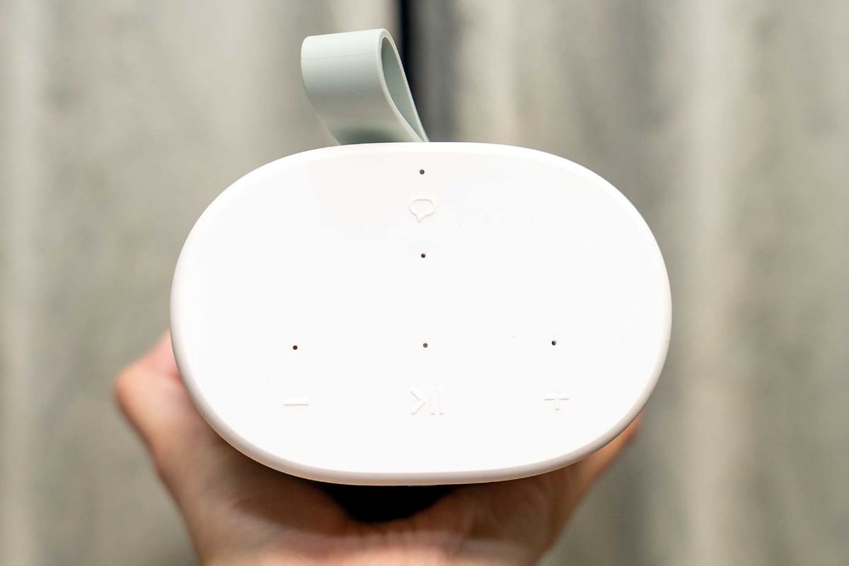本体天面に音量ボタンなどを備える