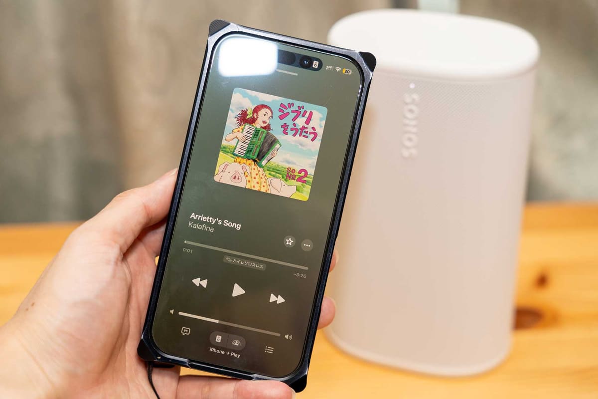 AirPlayに対応しており、iPhoneのミュージックアプリでは再生画面下部のAirPlayボタンを押せば、Sonos Playから音楽を流せる