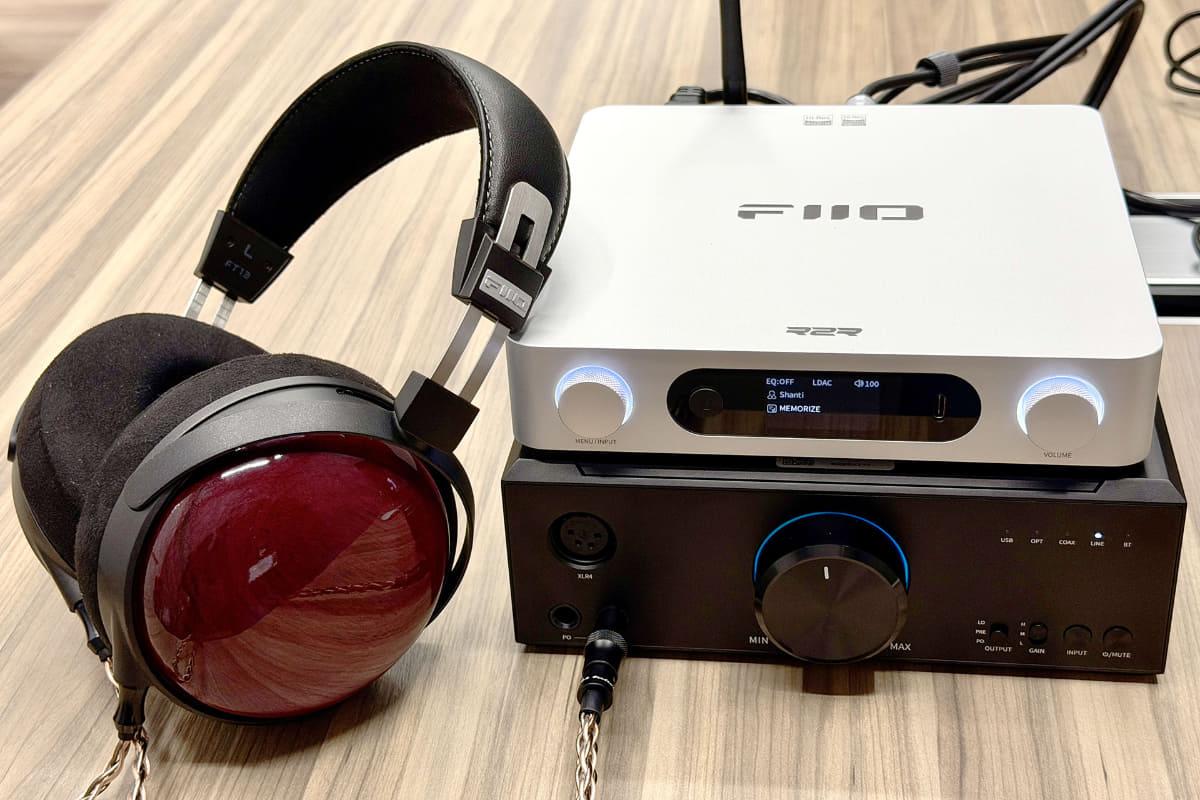 右上に乗っているのが「BR15 R2R」。下段はFIIOの「K9 AKM」。ヘッドフォンは「FT13」