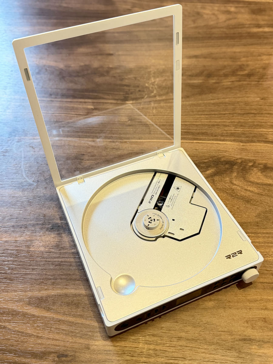 ディスクの位置合わせにセルフリバウンド式のスチールボール設計を採用するなど、ディスク再生システムも進化している