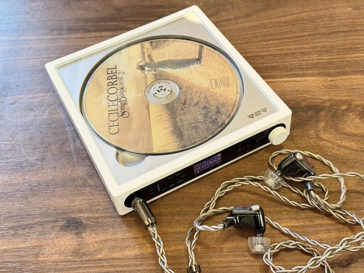 3.5mmに加え、4.4mmバランスのヘッドフォン出力も搭載。USB給電時にはデスクトップモードが使用でき、バッテリーの損耗を防止しつつ、1,150mW(32Ω/バランス)というパワフルなヘッドフォン出力も可能だ