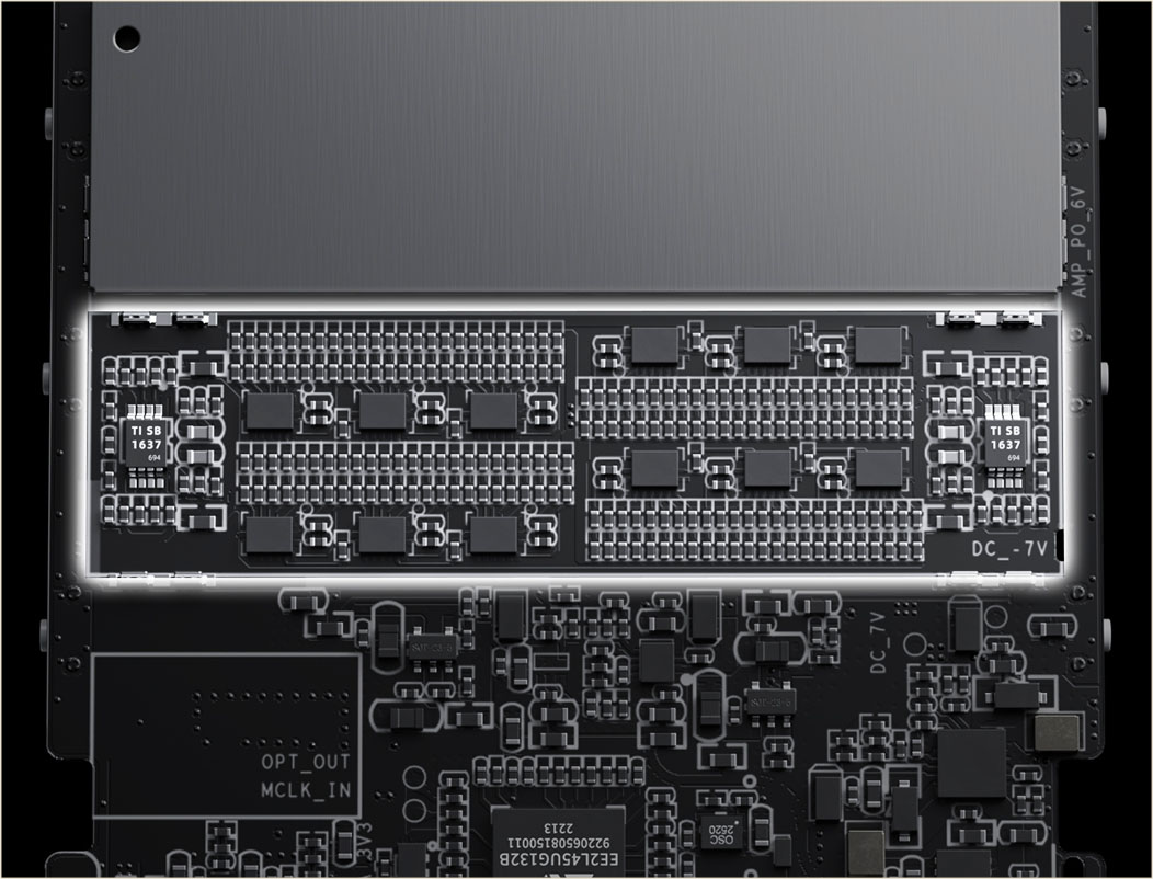 ポータブルDAPの「M33 R2R」に搭載されたフルバランスR2R DAC回路。小さな抵抗器が大量に並んでいるのが見える
