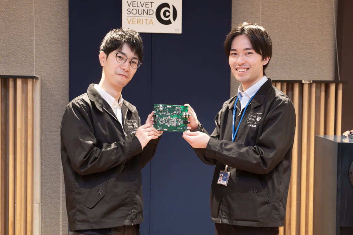 左からAK4912/11の開発担当・田中拳氏、設計担当・川端玲氏