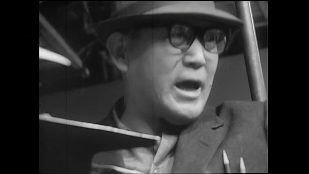 指示を出す円谷英二／『現代の主役 ウルトラQのおやじ』より