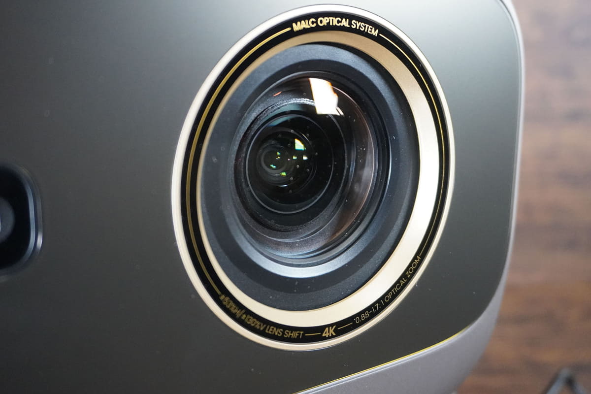 レンズシフトも可能な光学部分