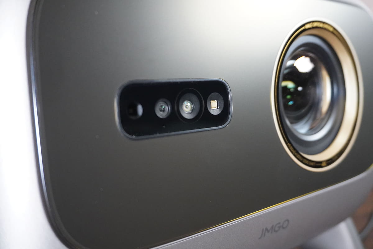 レンズ脇に各種センサーを備える