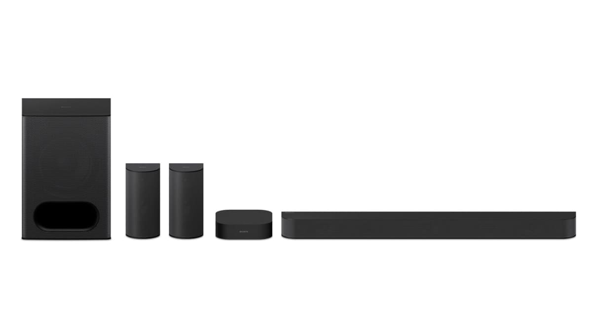 写真左から、サブウーファ、2つのリアスピーカー、リアスピーカーを駆動するアンプボックス、バースピーカー