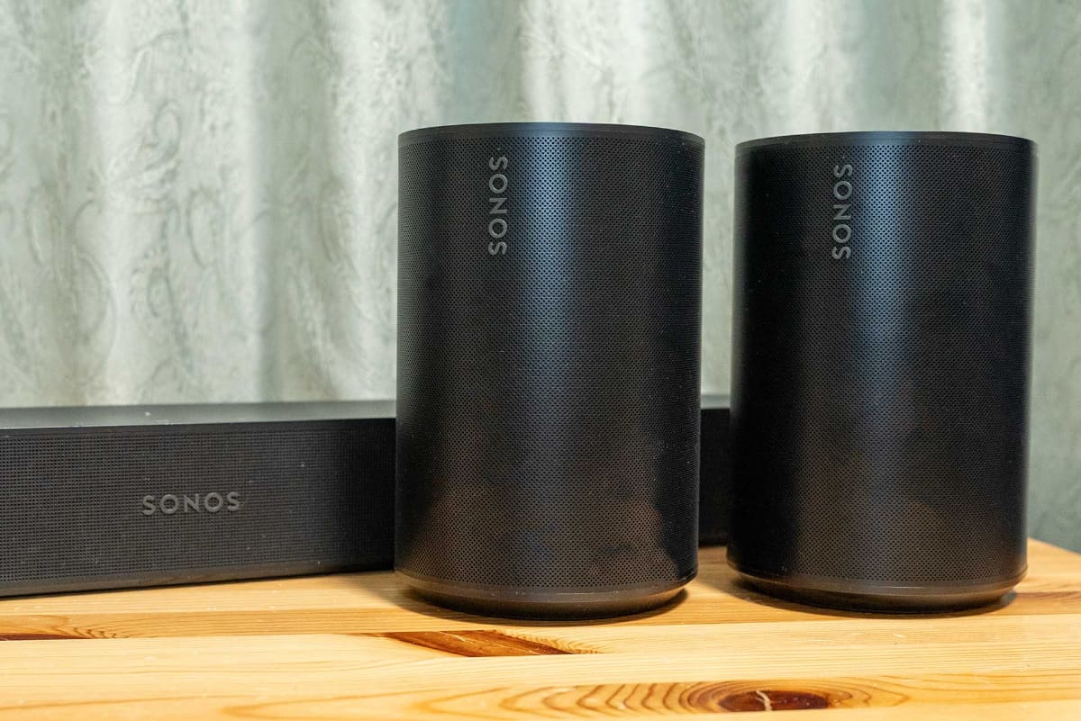 SonosのWi-Fiスピーカー「Era 100 SL」(右)とサウンドバー「Beam(Gen2)」
