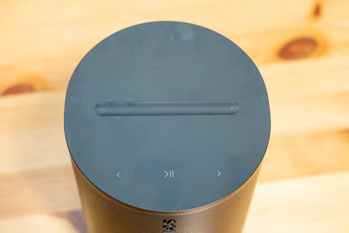 本体上部。中央のくぼみ部分がタッチパッドになっている