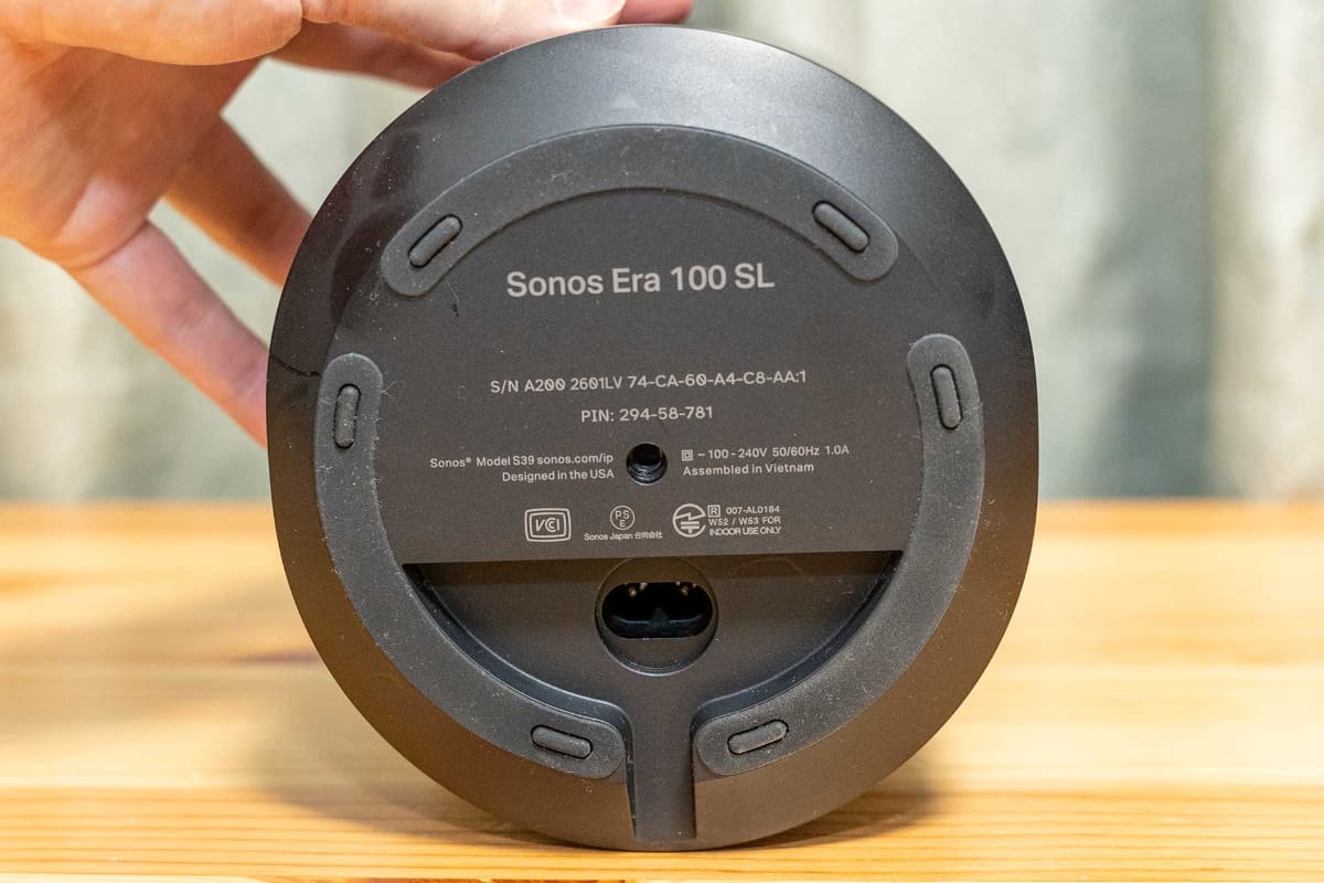 本体底面に電源ポート。ネジ穴も備える