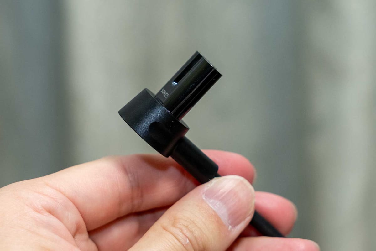 付属の電源ケーブル。コネクタが上向きのL字型になっている