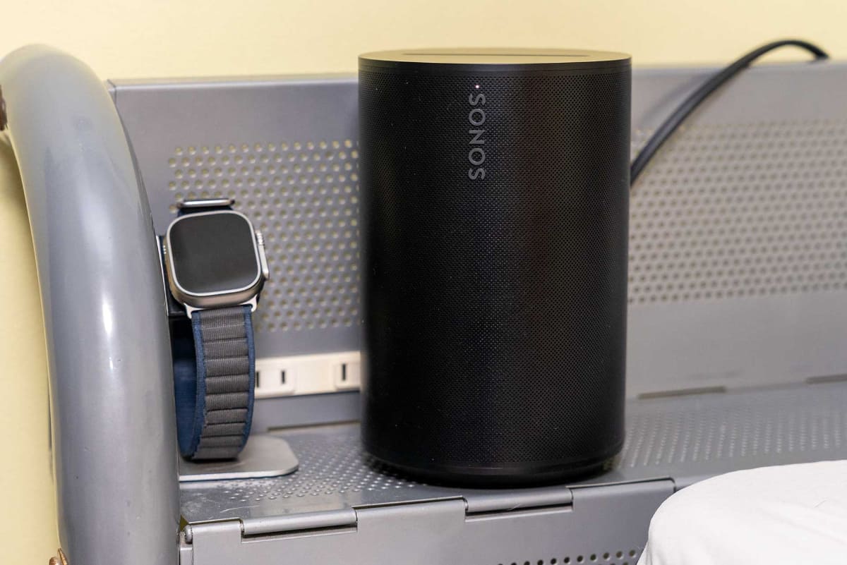 右リアスピーカーは視聴位置正面を0度として約108度、時計で言うと4時の方向、約2.3m離れたベッドの枕元に置く形に