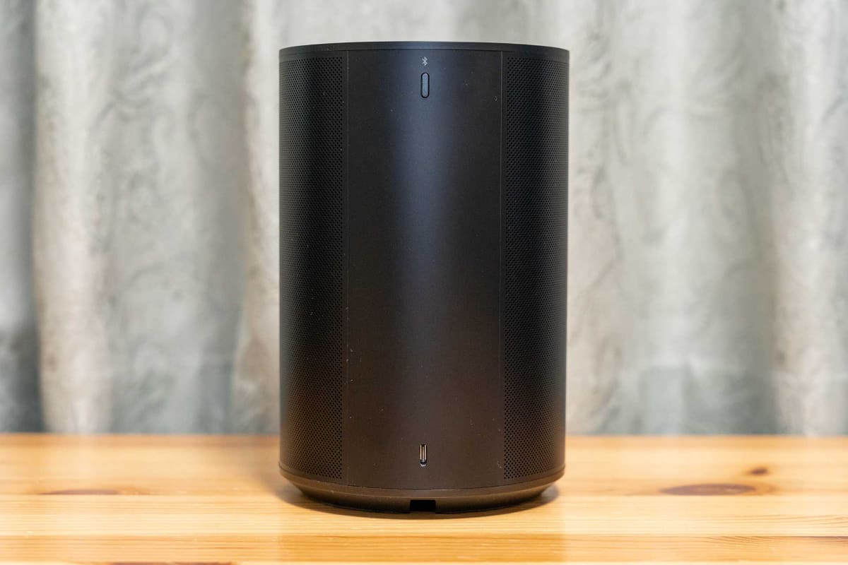 本体背面にはBluetoothボタンと、別売りアクセサリ用のUSB-Cポート