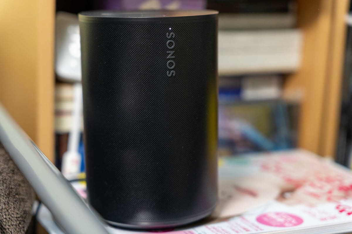 左リアスピーカーは視聴位置から約193度、時計で言うと7時の方向、約1.3m離れた本棚の前に設置