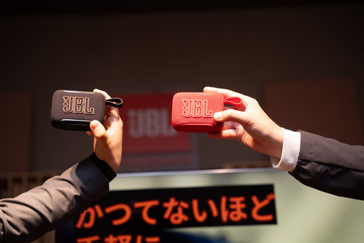 2台のGO5を軽く触れ合わせるだけでステレオ再生できる「Air Touch」機能も登載。エッジライトの光り方で、どちらのスピーカーが左チャンネルになったのか、右チャンネルになったのかが見分けられる