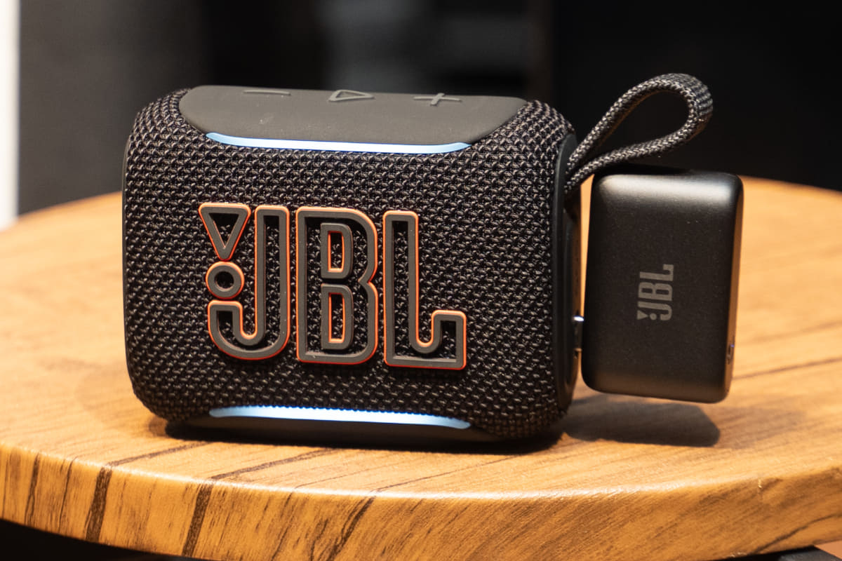 JBL GO 5と「JBL Easy Sing Mic Mini」のドングル型レシーバーをUSB-C接続したところ