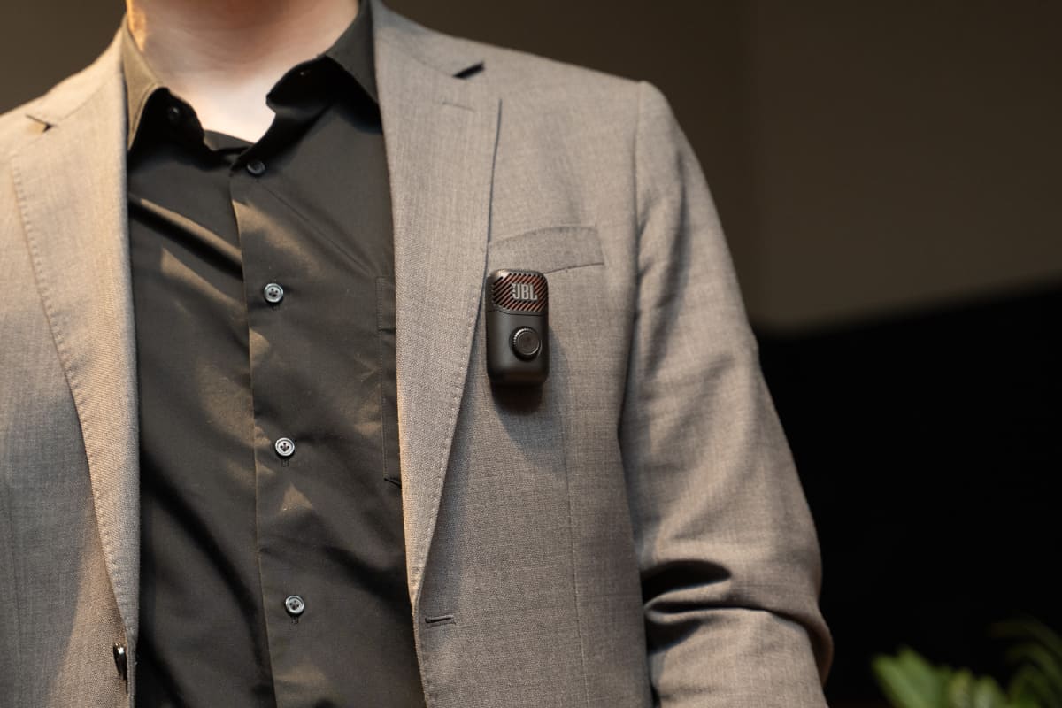 ピンマイクとして服に取り付けるマグネットを同梱