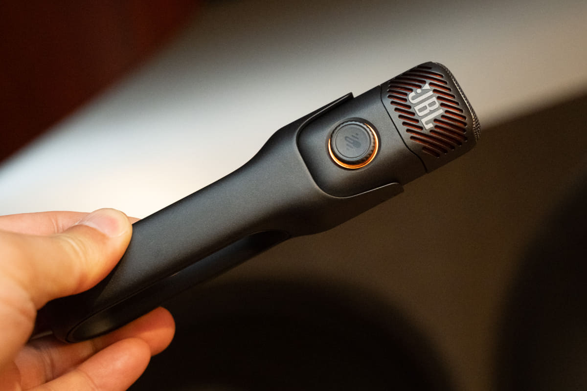 ハンディマイクとして使うためのグリップも同梱