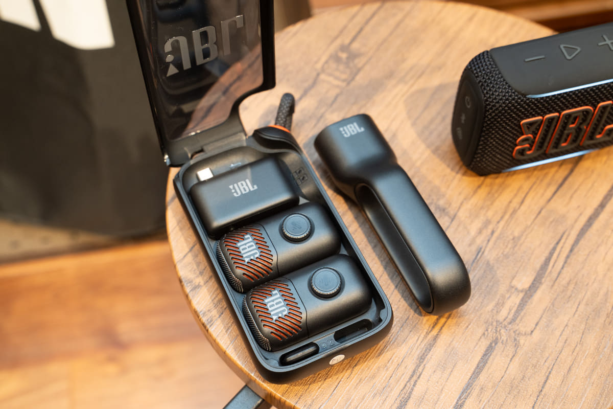 マイク2基とドングル型レシーバーをセットで収納、充電できるケースも用意