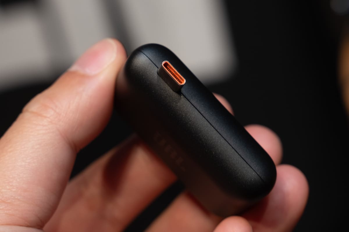 ドングル型レシーバーにはステレオミニの出力も備えている