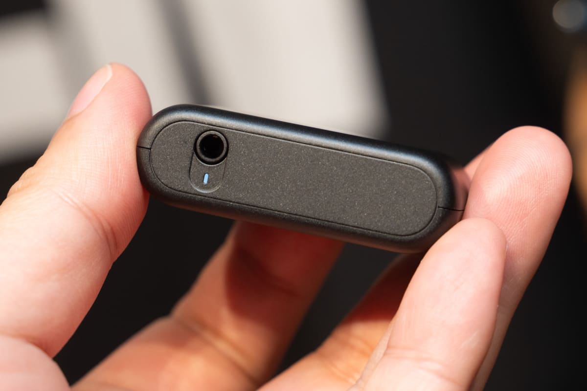 ドングル型レシーバーにはステレオミニの出力も備えている