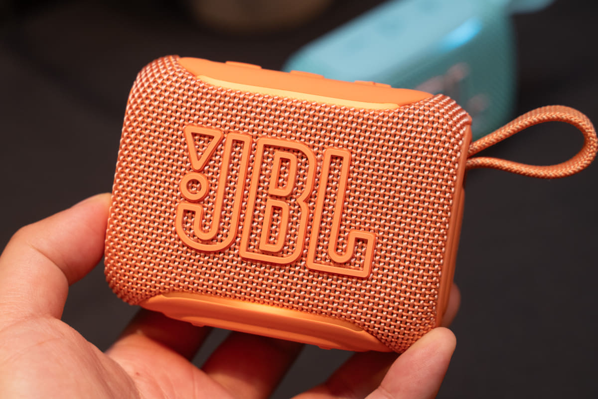 JBL公式サイト専売で、オレンジも用意