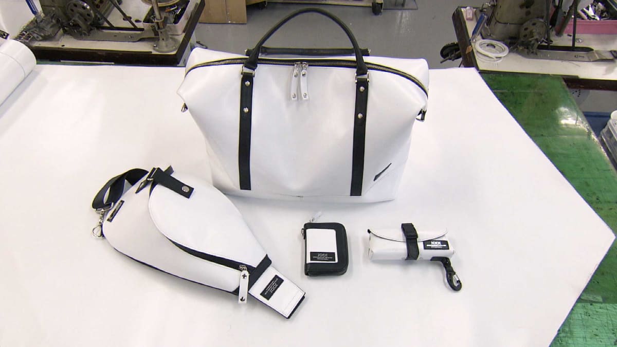 ルクセンブルク館の屋根をリユースしたバッグなど