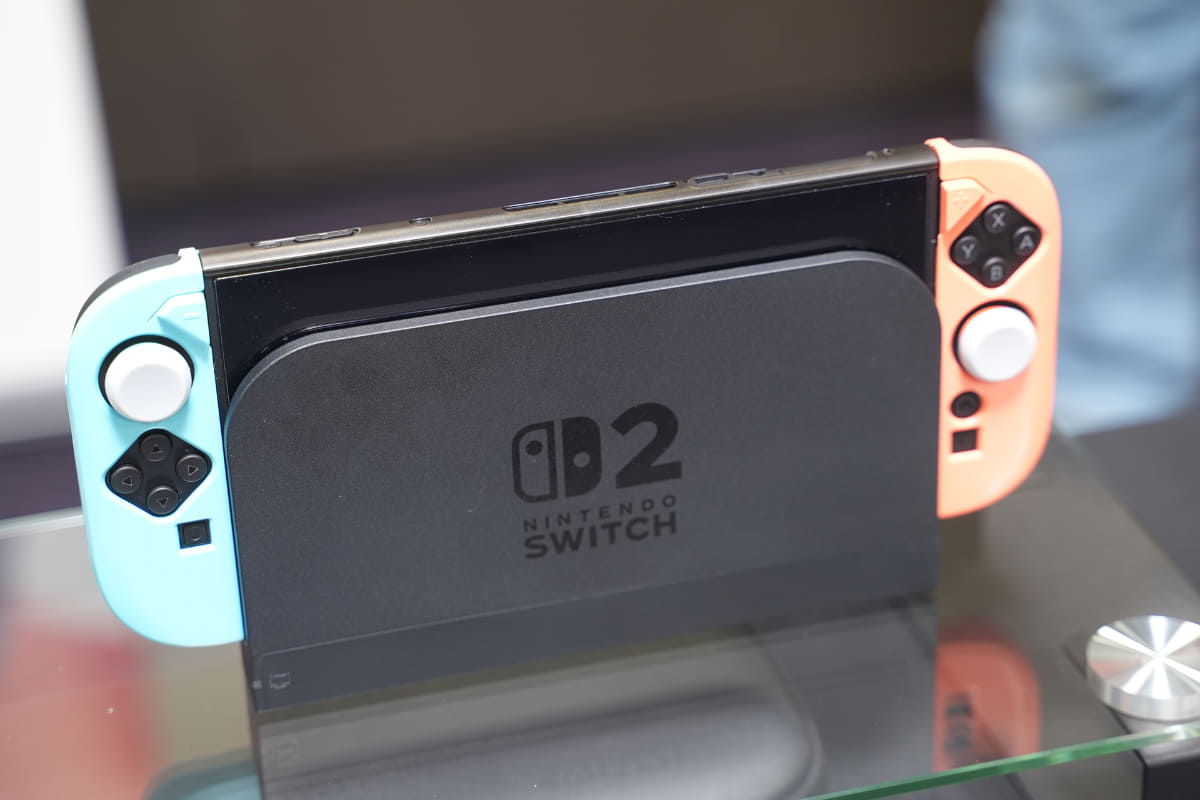 Neonを装着したところ。このように、装着したままSwitch 2専用ドックに固定できる