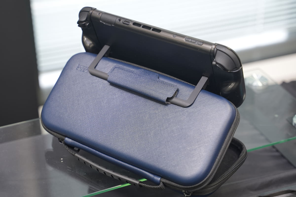 上蓋の磁石を使い、Switch 2のスタンドを固定