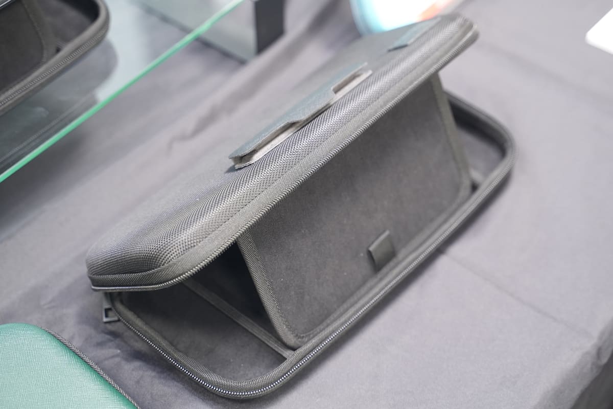 内側の板を使い、ケースを“半開き”で固定できる