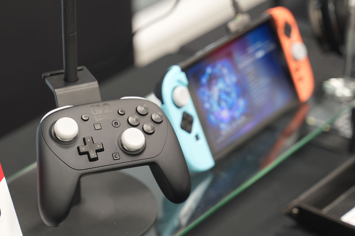Joy-Con 2だけでなく、Switch 2 Proコントローラーにも取り付け可能。4個入りなので、両方に取り付けられる